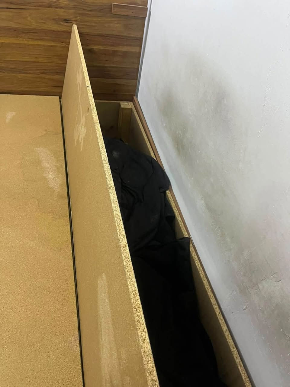 سلام عليكم غرفه نفر واحد كلش نضيفه  خزن بابين وجزامه وميز  صغير سعرها  200 وبيها مجال   مكاني بغداد حي الاعلام ***********
