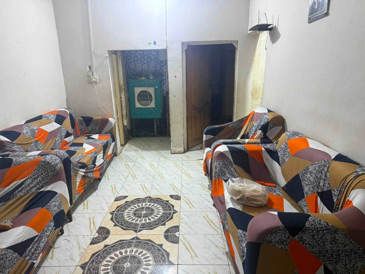 بيت ركن للبيع 117 م
يتكون من استقبال وصحيات خارجية 
وصالة ومطبخ وغرفتين و ترك و صحيات داخلية 
خلف المدارس الي قرب المستوصف الصحي 
للاتصال ***********
