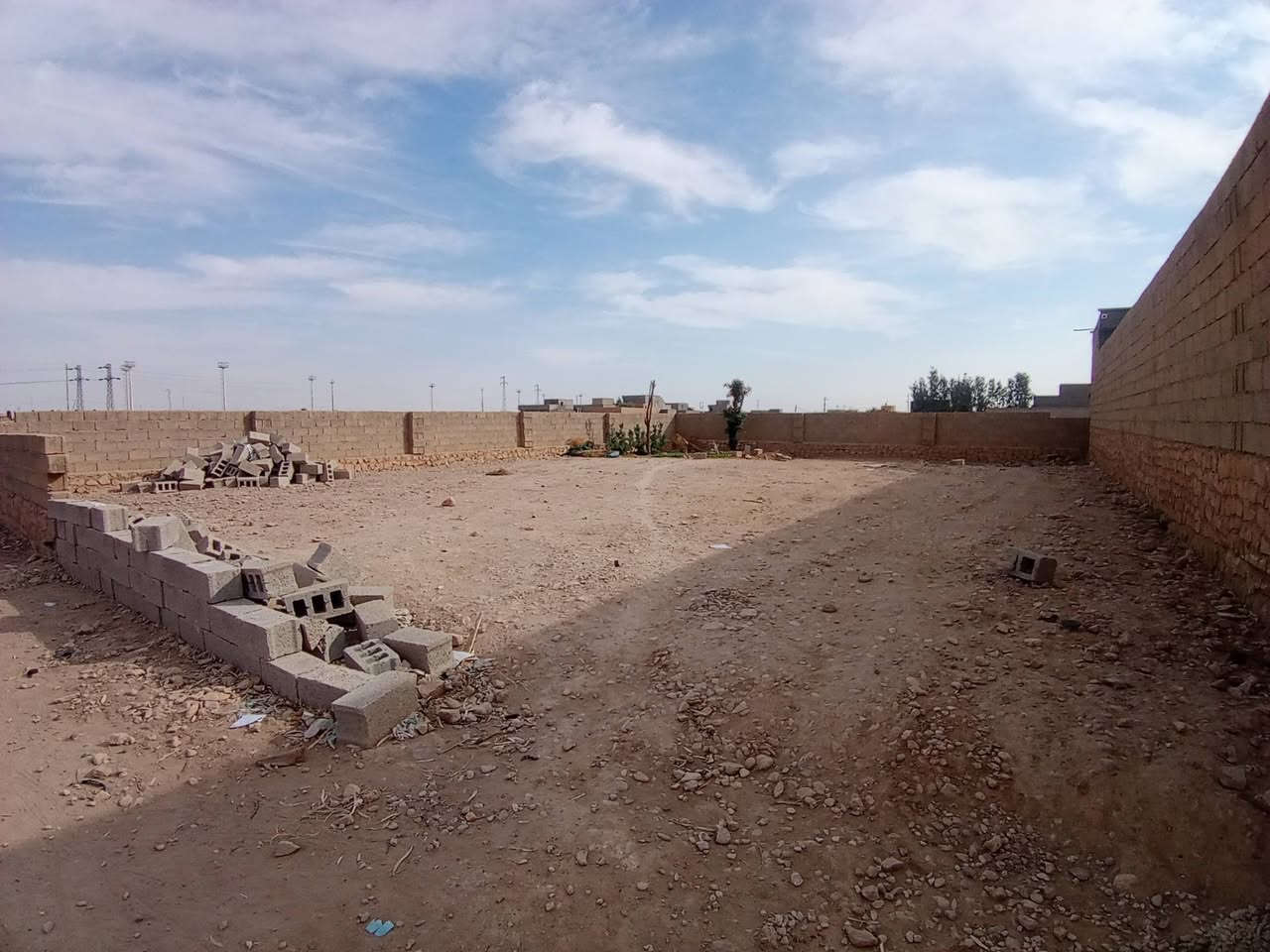 القطعه معروضه للبيع المساحه 400 متر في حي الأمين قرب المنتزه الجديد السعر 15 وبيهة مجال بسيط ***********
