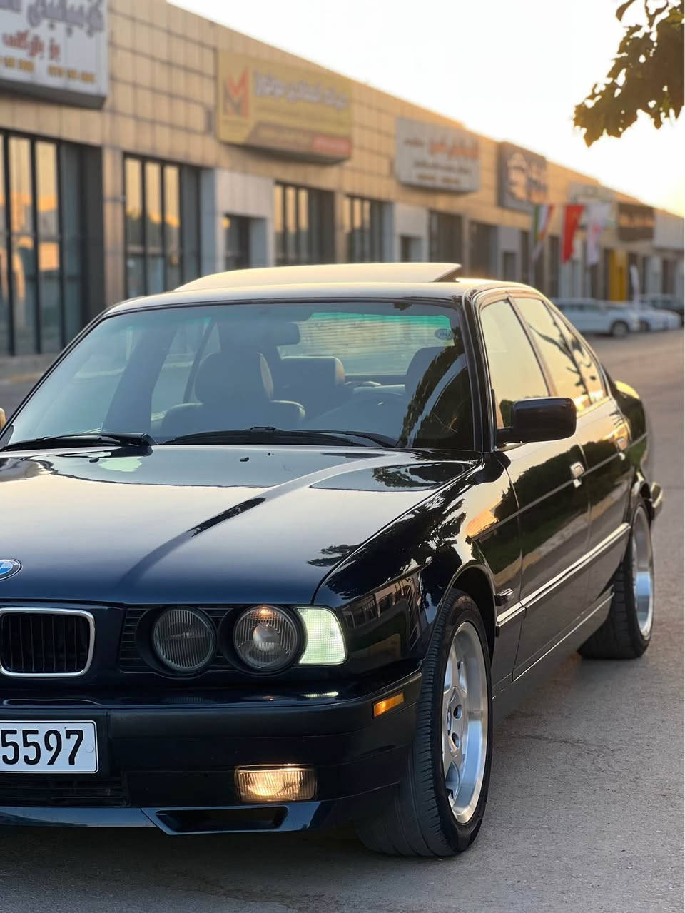 BMW525i
 مۆدیلی ١٩٩٣ گێڕ عادی 
رەقەم سلیمانی تا ٢٠٣٠ تازەیە 
سەیارەکە رەنگی نیلی تۆخە (دارک بلوو )
عام بۆیاخە بۆ جوانی بە بی دەعمو ساردە کوتو چەکوش یەک پارچەی نەگۆراوە هەمو گیانی لە سەر بیلادی خۆیەتی کوشنی بیلادی خۆیەتی جلدە سەخفی شاموایە یەک تاقم ویلی M5 ی بۆ بەسراوە شوختی نیە لایت دەبل نەو زەربی ناو رەشە گێرو مەکینەی ئەروپی لۆکی بۆ بەسراوە بە شەرتی ئەوەی ناو مەکینە سپی بیت وەک سفر بە شەرتی قوەت هەمو کارەبای بە شەرت تەجیلئ ئەلپاینم بۆ بەستوە ئەروپئ ئیم پی فایەرم بۆ بەستوە هەموی مەزبوت هەمو خەلەکان ئەنوسریت لە سەر شاشەکە تەبریدی بە شەرت مەزبوتە  بیلاد پەردەیە جامی دواوە هەمو مواسەفاتەکانی ئیش ئەکات یەک مەسرەفی تیا نیە هەمو سێرفز کراوە هیچی پێویست نیە سەیارەکە لە نزیک بازیانە. داوای ٧٨ گەلاو معامەلەی لی ئەکەم هەمو گیانی بە شەرت ئەدەم 
*********** السليمانية, العراق
