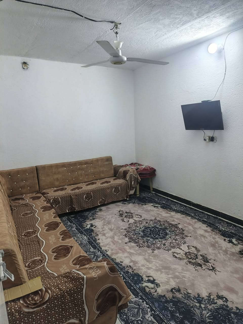 سلام عليكم
الدار للبيع مساحه 220 متر ممر عرض ممر مترين ونص طابو صرف بي غرفتين وصاله وستقبال وباقي الملحقات مكانه چلبيه قرب مدرسه الاكرمين 
للاستفسار***********
