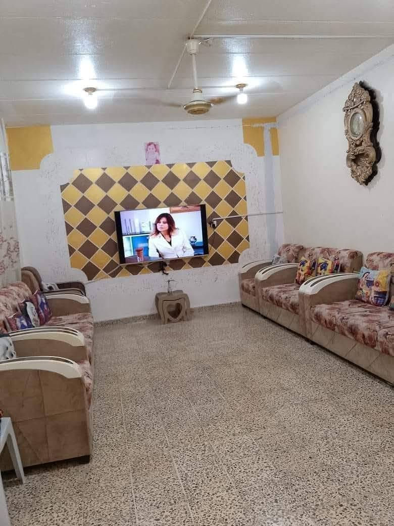 سلام عليكم يوجد بيت للبيع او مراوس  بسياره  حسب  لقناعه  في مجمع سكك لبيت ركن على شارع  الوصطي    ستفسار تصال على رقم *********** سعر 44وبي مجال للطيبين
