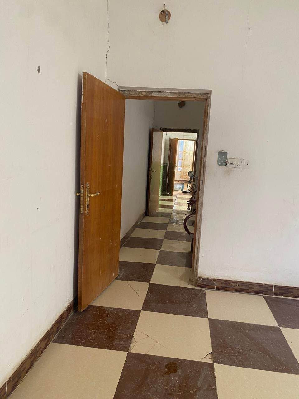 السلام عليكم إخوان
عندي دار سكنية للبيع بالديوانية، بحي الزهراء خلف المعهد التقني بفرع أبو عبد الله الكناني.
المساحة 120 متر، والسند طابو ملك صرف. البناء طابوق والبيت جاهز للسكن مباشرة، كامل وما بيه أي نقص (ممر واستقبال ومطبخ وخدمات) والترتيب والنظافة واضحة بالصور.
السعر بالخاص او اتصل على رقمي مع العلم البيت مناسب وجاهز 
اللي يحب يستفسر أو يجي يشوف البيت يتواصل وياي واتساب على الرقم *********** أو يدزلي رسالة على الخاص، والمعاينة بالتنسيق المسبق.
يرجى التواصل للجادين فقط، ورعاية لله والوالدين ارفعوا المنشور بالصلاة على محمد وآل محمد. ديوانية, القادسية
