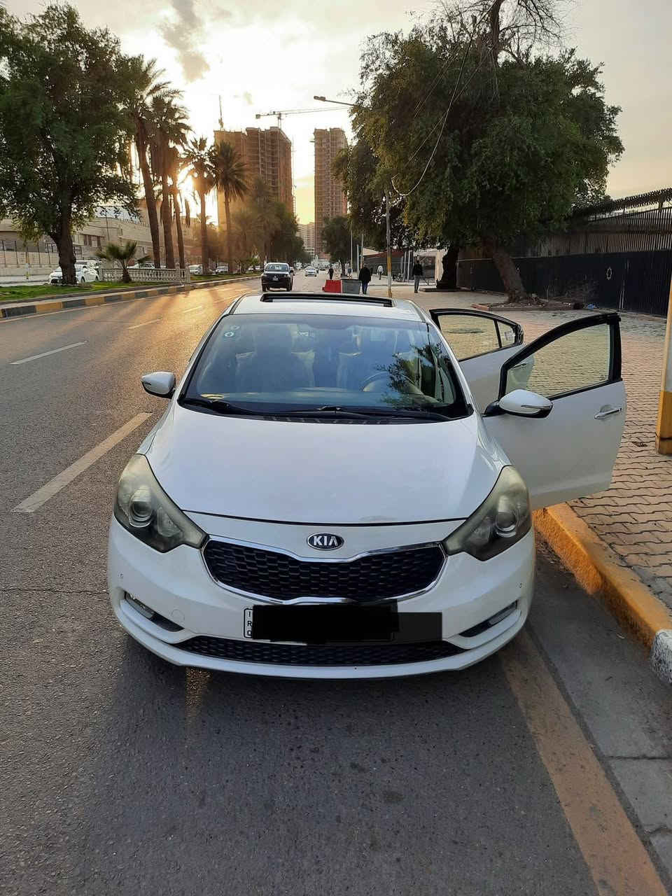 سلام عليكم سيراتو خليجي مديل2016 مكفول من الحادث رقم بغداد سنويه بسمي ثاني يوم تحويل
تبريد قطعتين
الداخل كله جلد ومغلف
حساسات 
فتحه بالقماره (تنته) 
سونرها موجود فقط خدوش بسيطه
بصمتين بيها
كير ومكينه مكفولات
يعني السياره مفوله ما عدا البصمه
والرقم الجديد الإنكليزي
ماشيه 140كيلو متر 
السعر140$ وبيها مجال 
الاستفسار على الرقم ***********
