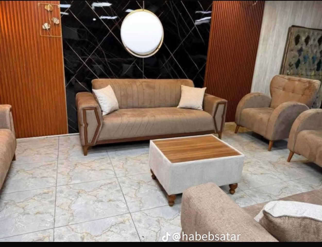 #تخفيضات  السعر 550 الف لأجمل وأروع الموديلات 
تخم تزكام،،،🌷 كوشات ٨ 🎁🌷
 (5قطع يعني 10مقاعد) ثلاثيه 2 وكراسي 2 وثنائية وحده.               
💪رجل اضافة بوسط القنفات. #تجهيزللمعارضــــ
🔥كل انواع القماش موجود وحسب الموديل المتوفر
التوصيل #بغداد25 و #وباقي المحافظات توصيل حسب السعر التوصيل #ضمان_حقيقي_٣سنوات
#المواصفات-أسفنج مميز اول ودلوب طبي🛌 بالمقعد ضغط عالي وخشب جام روسي جديد شغل تزكام
#بغداد الشعب للاثاث-المنزلي ☎️ *********** ☎️***********

نص مكتوب في الصور:
- @habebsatar