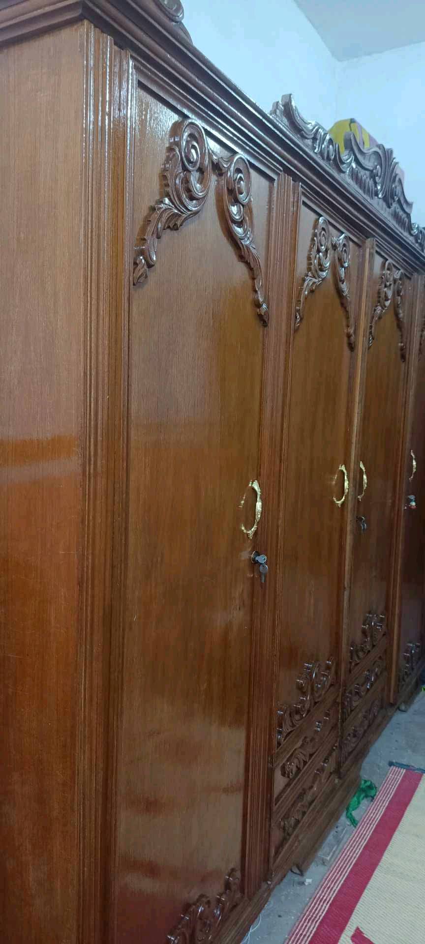كنتور  4 ابواب بسعر 75 الف خشب  درجه اولى بي اضرار باليدات مكسوره
هذا كنتور/دولاب شنو المقاس التقريبي مالتَه؟: 
تقريبا اكثر من 200cm
وين موقعك بالضبط حتى تنكتب بالمعلن؟: 
النجف /حي النداء 
السعر 75 ألف نهائي لو بيه مجال فصال؟: 
بي مجال بسيط 
اليدات مكسورات بس، لو أكو أي ملاحظات ثانية بالباب أو الخشب نفسه؟: 
التواصل عالواتساب 
