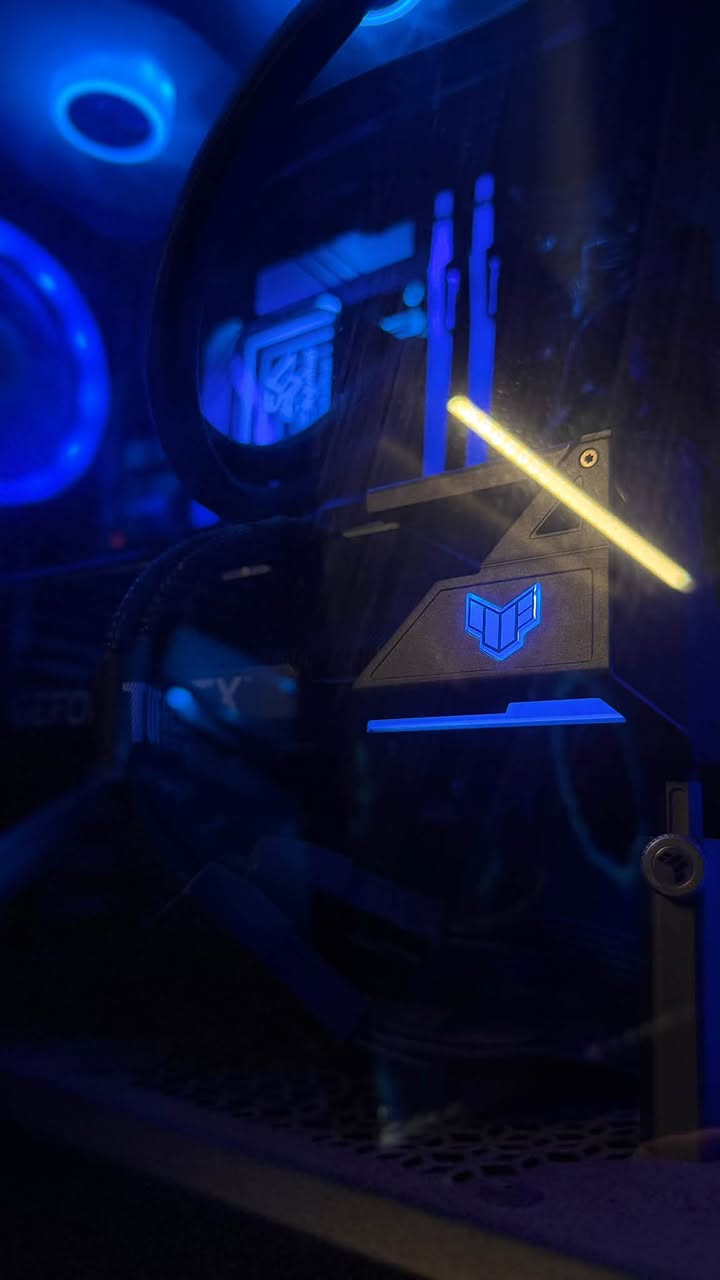 للبيع سيت اب كامل (ابيع كامل)
مواصفات الكيس 
Mb: B760-Plus Prime 
Cpu: i5-14400F 
Ram: FuryX 16GB 5200Mhz 
CpuCooler: Snowman KS240
Gpu: RTX 4070 Super TUF
Storage: M.2 lexar 1Tb
Psu: Ruix 750w
————————
الشاشة
GIGABYTE M27Q 
Size: 27 
Rt: 165Hz 
Res: 2k (Up to 3k) 
Ips pannel 
بالظهر شاد بيها اضاءة تفاعلية ويجي فوكاها مونتر لايت بار 
————————- 
الكرسي 
DxRacer 
مثل ما موضح بالصور الكرسي نظيف كلش 
ماوس اتاك x11 
الكيبورد اتاك الترا ٨٢٠ 
السماعة كلاود ٣ هايبر اكس وايرلس شحنها يطول خير من الله 
الميز كلش بسيط مابي هوايه تفاصيل بس رف لليوبي اس وقياساتة ارتفاع ٧٥ وطول ١٨٠ وعمق ٧٥ (اسود) 
الستاند مال شاشه واللايت بار والاضاءة الخلفية وستاند للهيد سيت هذني مو من ضمن السعر
مكاني بغداد / حي العامل 
واتس: ***********
