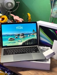 ماك بوك برو m1 Ram8g  Ssd256  13.3 inch  يحتوي على تاج بار وبصمة  مشحو...