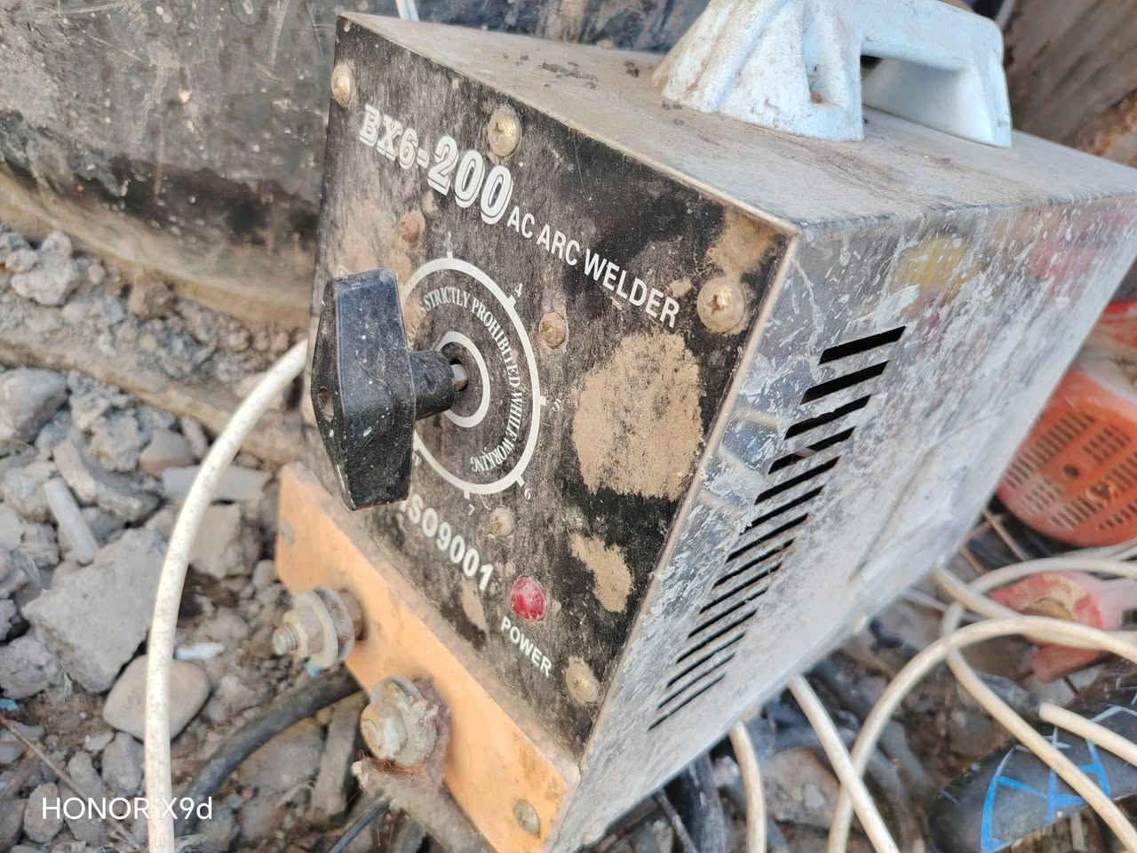 ب ٧٥ نضيفه حيل

نص مكتوب في الصور:
- HONOR X9d