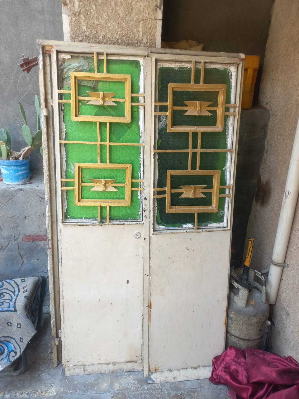 السلام عليكم بيبان للبيع فول نضافه مكان(المعامل/العماري) عرض الكبير ٣ أمتار ونص وارتفاع مترين والثاني إرتفاع مترين وعرض متر مال صاله 
***********
