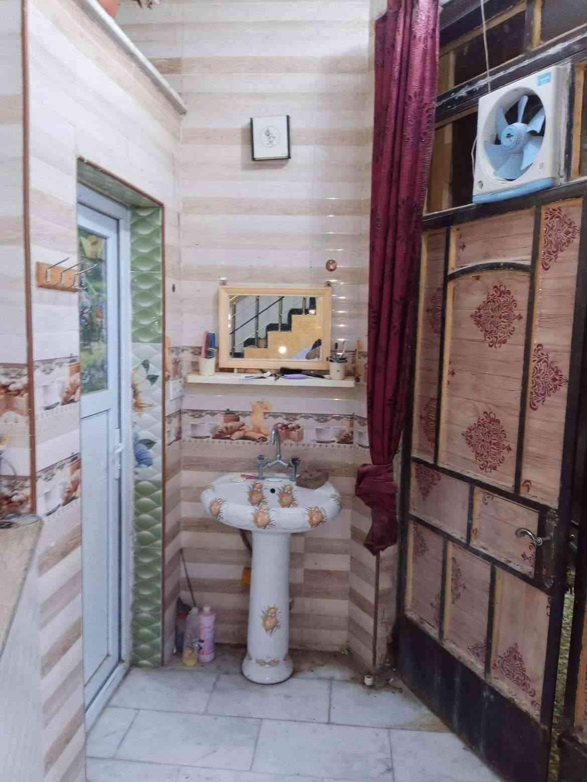للبيع 🏠 بيت 75 متر ركن/
واجهه 10 نزال 7.5 
📍مربع 3000 حي الربيع 
قرب شارع 20 التجاري 
يحتوي على ثلاث غرف نوم 
استقبال زائد صاله ومطبخ وصحيات 
البيت كلنقص ما بيه بناء درجه اولى 
وبسعر مناسب 
 ☎️***********
