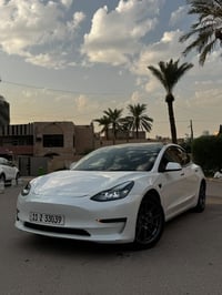 تسلا مودل 3 2023  سنكل  داخل اسود   السيارة ماشية ٤٠ مايل    حادثه جام...