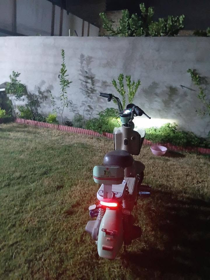 للبيع دراجة كهربائية(Hub Motor)
كاملة كل شيء ما بيهة بس الجوزة مال سويج عطلانة بس موجود سويج و كارت 
ملف 500 واط (48 فولت).
4 بطاريات 
سرعتها 35 
حجمها 14
سعرها 250 ألف 
مكاني بغداد العبيدي 
***********
