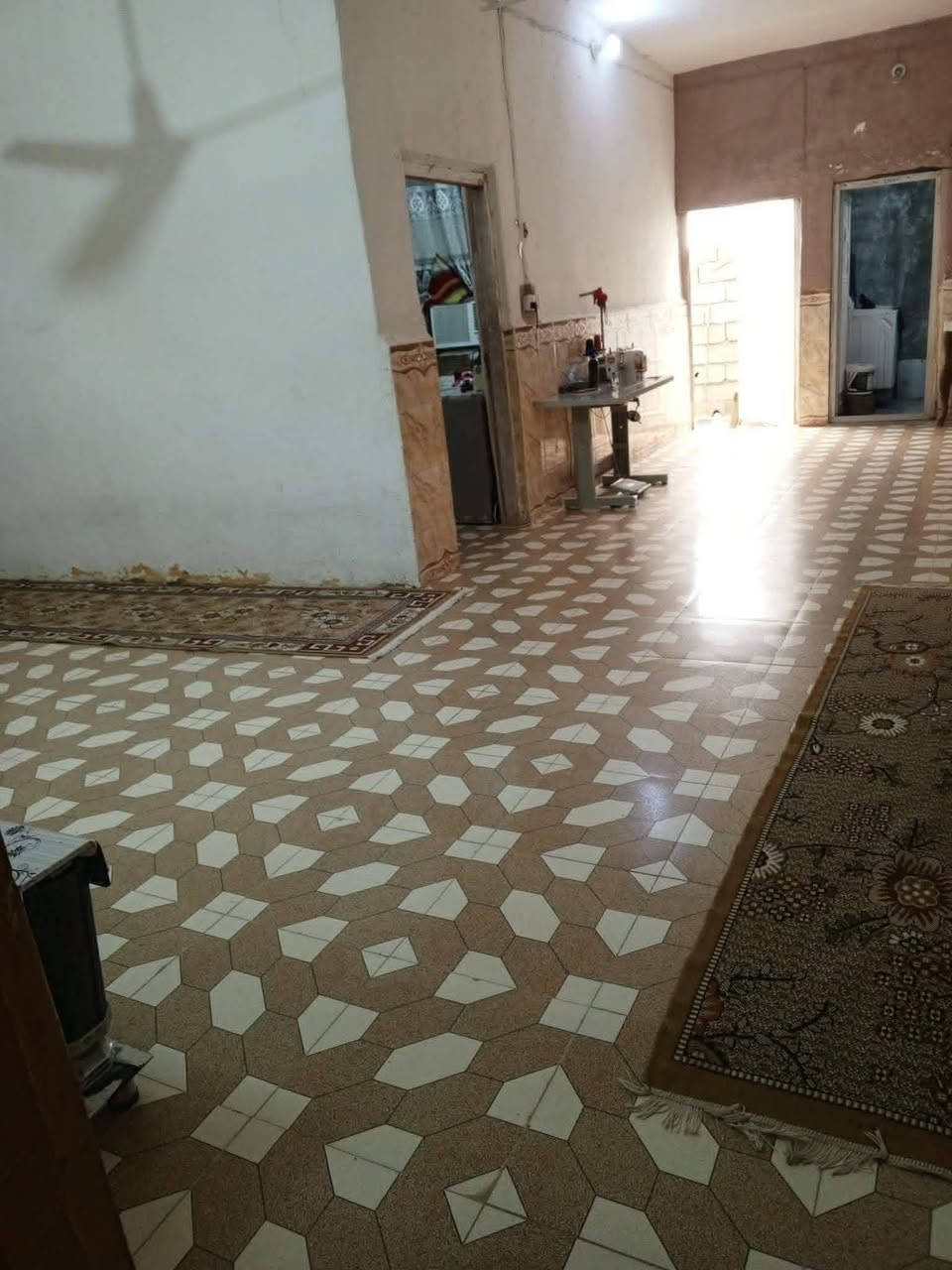 بيت البيع مساحة 300 طابو زراعي 25  العنوان البيت نهايت شارع 30 علا نهار ثعبان والشارع قيد النشاء انوهه الشارع قيد النشاء يتكون البيت من غرفه نوم وصاله وستقبال ومطبخ وحماد داخلي وخارجي وترك خلف وممر دار البيت وغرفه مفتوحه عل صاله بناء بلوك سكف عكاده سيراميك البيت ارضيه وجدران البيت حالين فارغ السعر 28 وبي مجال بسيط مستعجل عل بيعه الرقم *********** وتساب بي
