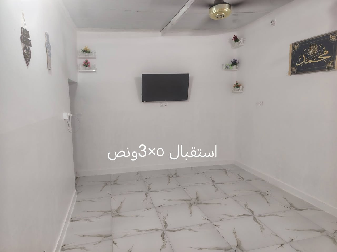 بيت مناسب للبيع على طريق المطار خلف حسينيه عبد العظيم من يم نزلة اهل المخضر مساحه البيت ١١٠ م يبعد عن طريق الشارع ٦٠٠م منطقه سكنيه متوفر ماء كهرباء وخط مولد عرض الشارع ١٠م للأستفسار اتصل على الرقم *********** واتساب
