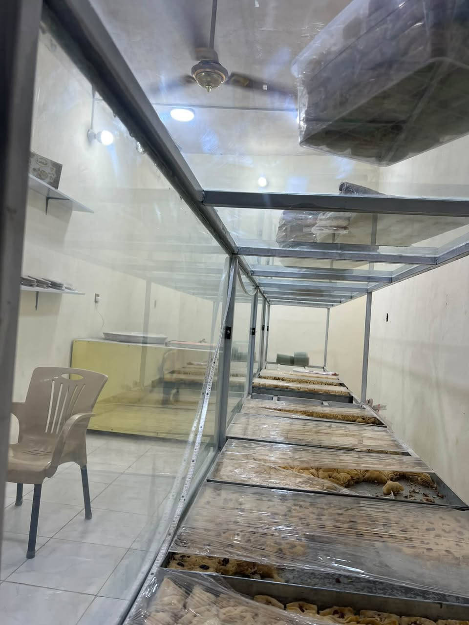 سلام عليكم ميز حديد مال حًلويات طابقين جديد توني مسويه طوله 6 أمتار كامل جام ع طابقين مكاني نجف سعره 350 بي مجال ***********
