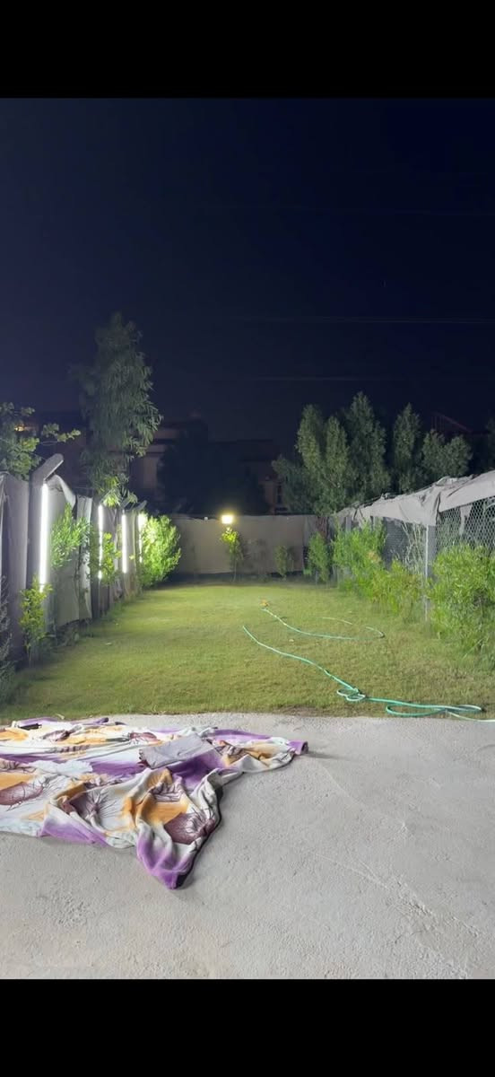 سلام عليكم بيت طابق ونص للبيع  زراعي ملك صرف قرار 25 على طابو البياع المساحه ١٠٠ واكو تشجير مقابيلة 120متر العنوان بغداد الدوره نهايت شارع 60 رجاء ما تواجد على فيس ولا خاص اكو رقم اتصل وتدلل تريد مع اثاث او بدون اثاث أستفسار على رقم ***********
