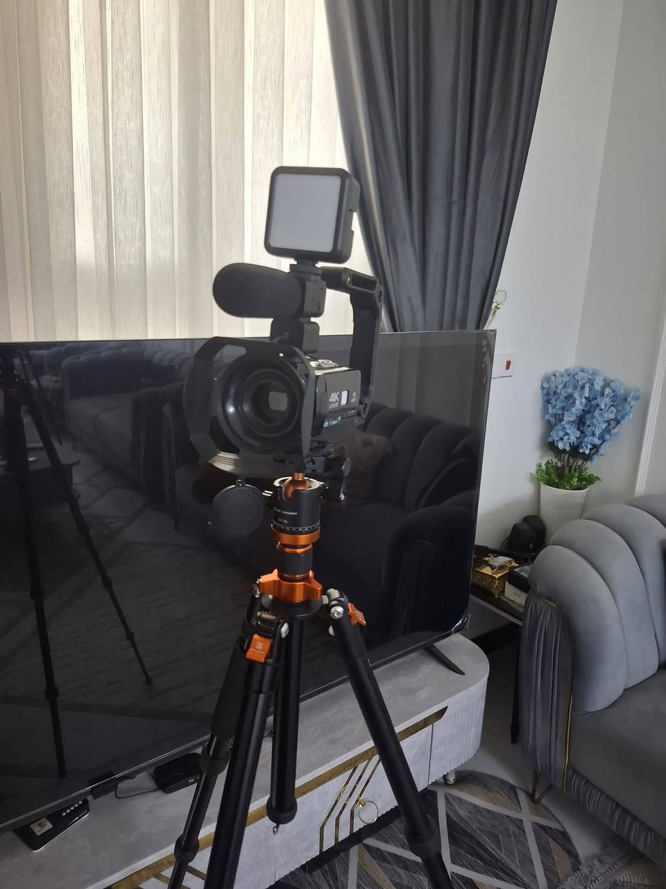 كاميرا 4K جديدة مع ستاند جديد وبيبي لايت وكافة ملحقاتها للبيع .
تصوير المناسبات والمحاضرات والفلوكات  بدقة عالية و لفترة طويلة .
السعر ٢٥٠ ألف للإتصال على الخاص أو الوتساب *********** كربلاء المقدسة .
