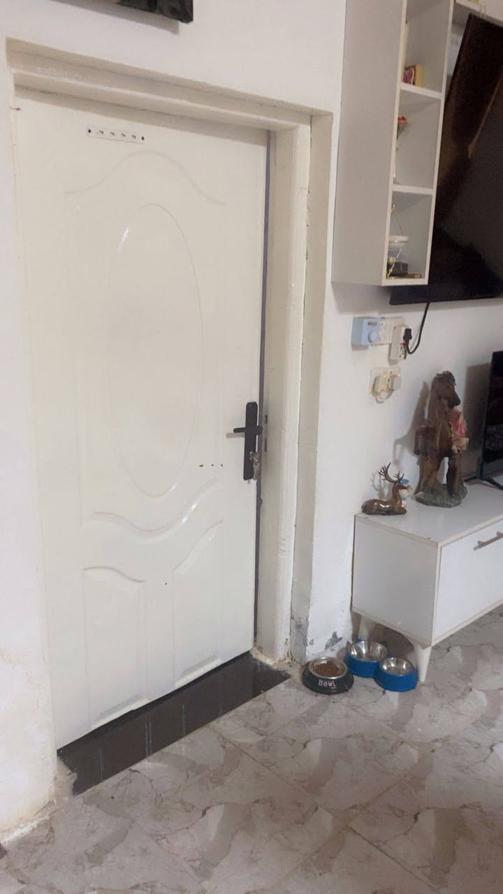 بيت زراعي سند 25  مساحه 200 متر البيت مكون من غرفتين وموزع واستقبال وحمام +صحيات داخليه وصحيات خارجيه ومطبخ ومنورين ع يمين البيت و ع يسارة بعرض 1متر ونص ويوجد طابق ثاني سندويتش ودرج خارجي للطابق الثاني يعني بيت فوك وبيت جوة الفوك كامل ماء ومجاري وكهربا
البيت صب مو عكاده بنيانه نضيف وكلشي جديد سيراميك واجهيه مثل ما موضح ب الصور المنطقه امان وهدوء 
مكانه بابل حي الصدرين قرب الساده البو خطه 
سعرة 110 وبي مجال قليل
الأتصال..*********** وبي واتساب

