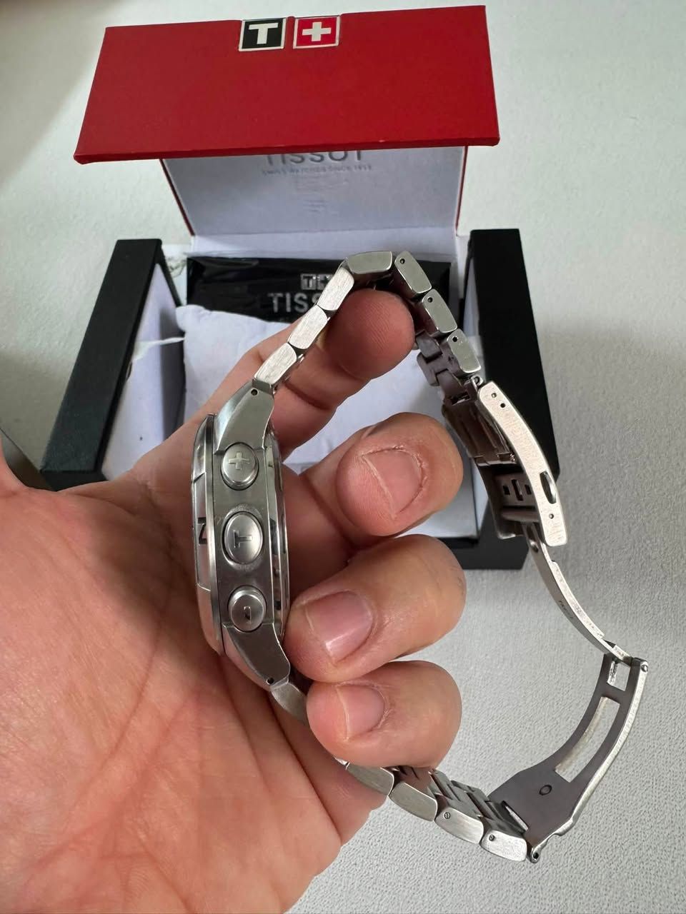 السلام عليكم مستخدم نضافه 100
Tissot
* الموديل: T-Touch.
* الحركة: كوارتز (Quartz) سويسرية.
* الزجاج: كريستال ياقوتي (Sapphire Crystal) مقاوم للخدش ويعمل باللمس لتفعيل الوظائف. 
* السوار: معدن 
* مقاومة الماء: حتى 100 متر T-Touch. 

الوظائف الموجودة على الساعة:

* 🧭 بوصلة (Compass).
* ⛰️ مقياس الارتفاع (Altimeter).
* 🌡️ مقياس الحرارة (Thermometer).
* ⏱️ كرونوجراف (Chronograph).
* ⏰ منبه (Alarm).
* 🌦️ مقياس الضغط الجوي وتوقع الطقس (Barometer/Weather).
* عرض الوقت والتاريخ على الشاشة الرقمية.
السعر 350 دولار / ***********
