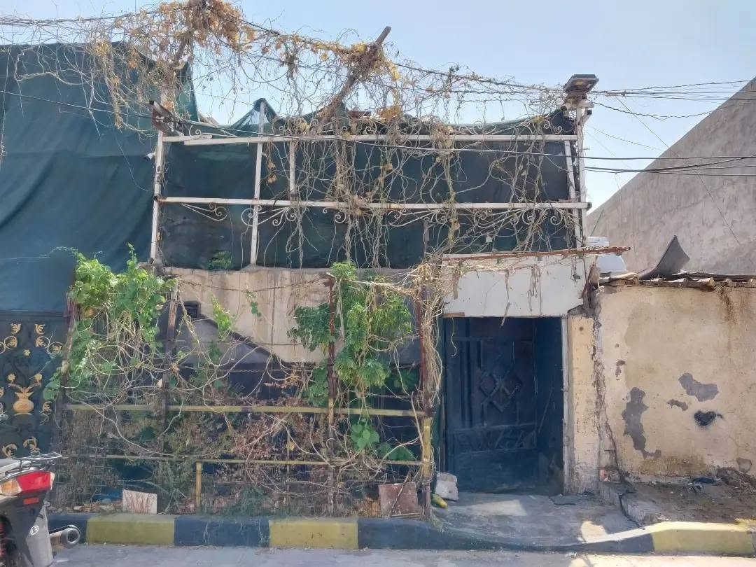 سلام عليكم 
بيت للبيع مساحة 100 الجبهه 5والنزال 20 قاط ونص منطقة مخدومة كامل الخدمات مي ومجاري وتبليط وكهرباء والشارع العام بلضهر صاير والعنوان حنيبت قرب اسواق تفاحه مشمول بلتمليك سعرة 67 وبي مجال للشراي يتصل على رقم ***********
