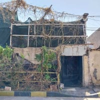 بيت للبيع مساحة 100 الجبهه 5والنزال 20 قاط ونص منطقة مخدومة كامل الخدم...