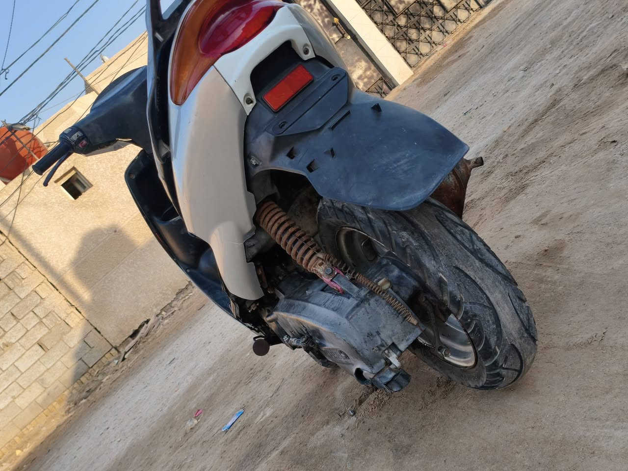 السلام عليكم  درجة  دولفين لبيع كلشي شغال لايت مامي خلفي هورن سلف شغال  درجة  نضيفه  حلوه دبلات مامي خلفي  شاصي شرط مكينه  نضيفه  قفل سكان تواير جديده بيه بس شغله وحده صفحيه وحده مابي  مكان الرميثه *********** سعر 250بيه مجال

