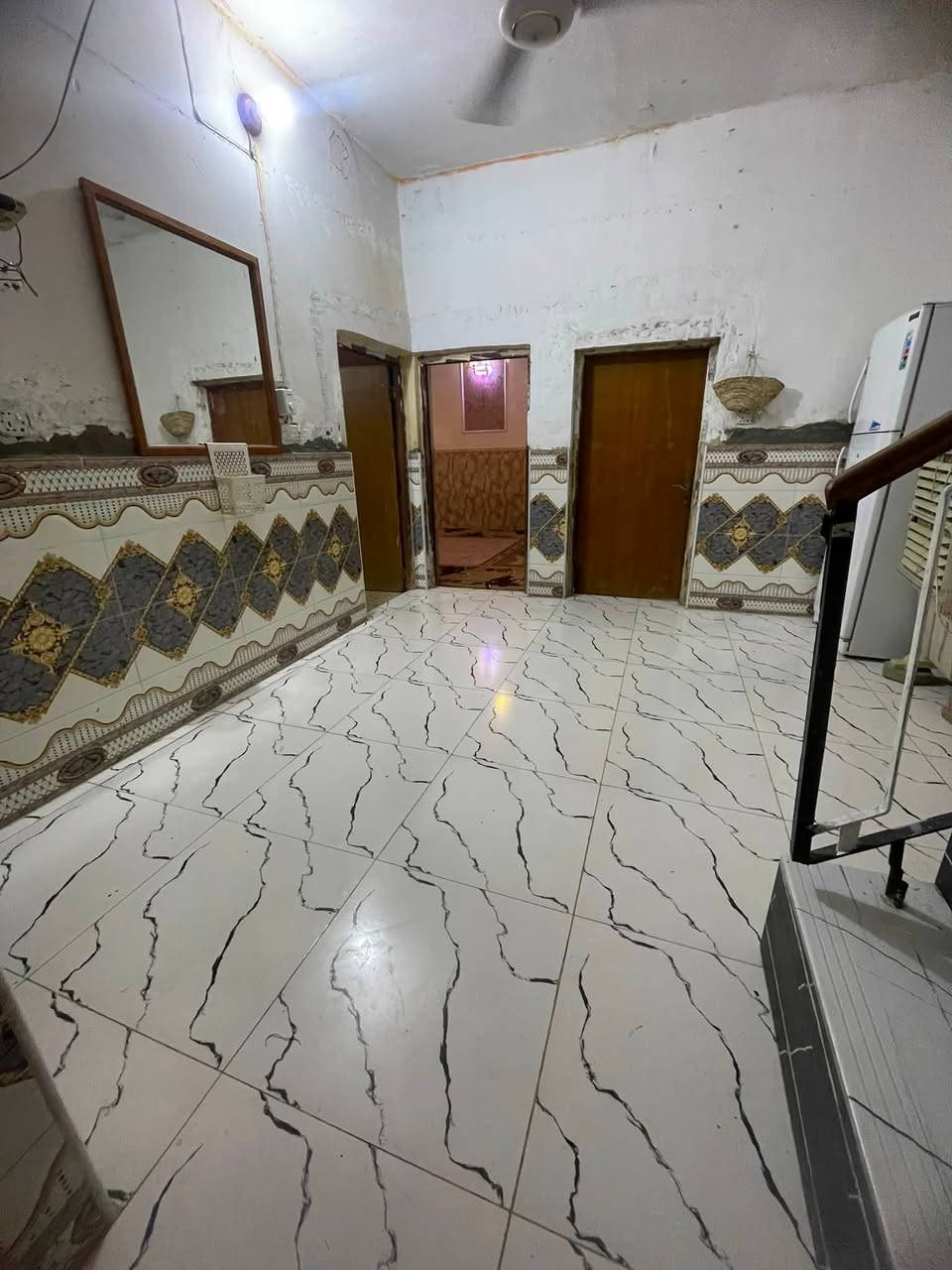 السلام عليكم
بيت طابو صرف
مساحة 300 متر 
ألبيت طابقين 
الطابق الاول 
يحتوي على 
استقبال - هول -مطبخ - صاله - غرف 2 -حمام داخلي وخارجي - تواليت 2 - حديقة - كراج كبير 

الطابق الثاني 
يحتوي على 
صاله - غرف 2 - حمام 

مكان البيت التاجي الحماميات 
الاستفسار الاتصال على الرقم 

‭***********‬
