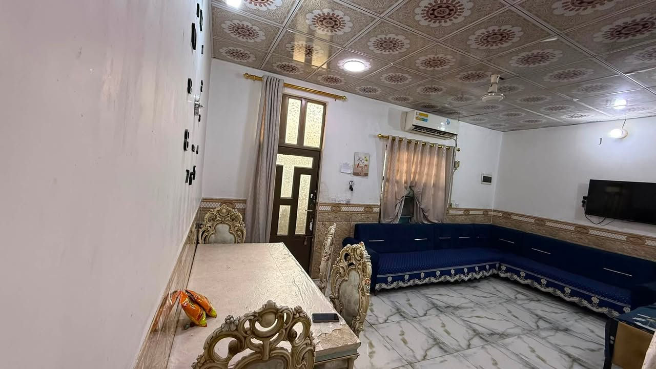 🏠 للبيع بيت سكني – موقع ممتاز
📐 المساحة: 100 متر مربع
🏡 طابق واحد
📜 طابو زراعي – سند 25

📍 الموقع:
خلف شارع معمل سمنت الكوفة بـ 50 متر من جهة البراكية، وخلف شارع سيد حبيب بـ 25 متر.

🔹 تفاصيل البيت:
• استقبال: 6 × 4
• غرفة نوم: 5 × 4
• مطبخ: 4.5 × 3.5
• صالة: 6 × 4
• مكشوفة كبيرة، ممكن تحويلها إلى مطبخ
• صحيات داخلية وخارجية
• طارمة صغيرة
• معظم الجدران مكسوة بالسيراميك
• الأرضيات بالكامل بورسلين
• سقوف ثانوية للبيت بالكامل
• السقف عكادة + فرشي

💰 السعر: 37 مليون دينار عراقي
🔸 يوجد مجال بسيط للتفاوض للجادين.

📞 للاستفسار والتواصل:
***********
