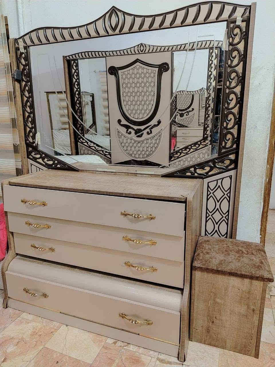 السلام عليكم غرفه نوم تركيه مستعمله ب850 الف وبيه مجال متكون من 8قطع  للاستفسار مراسله ***********
