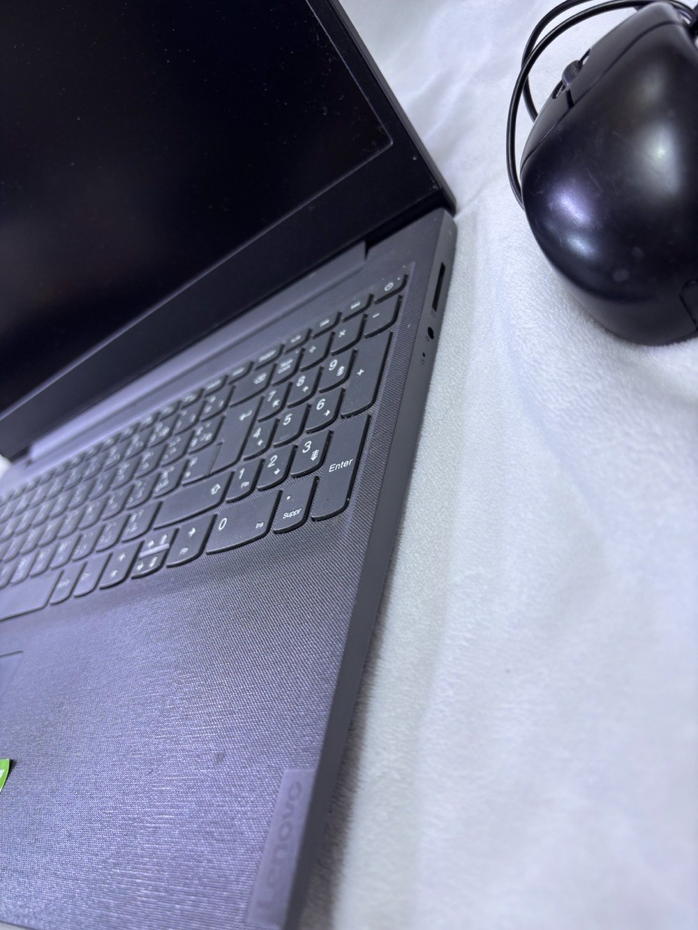 Lenovo IdeaPad 3 15IIL05
الماركة: Lenovo (لينوفو)
 المعالج: Intel Core i5-1035G1 (الجيل العاشر)
 الذاكرة العشوائية (RAM): 8 جيجابايت
 كرت الشاشة المنفصل: NVIDIA GeForce MX330 (بسعة 2 جيجابايت)
 كرت الشاشة المدمج: Intel UHD Graphics
 التخزين (الهارد): HDD سعة 1 ترابايت (من شركة Toshiba)
 نظام التشغيل: Windows 10 Pro أصلية (64-bit)
نظافه 90%
شخوط قليله 
مناسب للدراسه والالعاب والاعمال اليوميه
نظافه90%
مستعمل قليل جدا
سعر ٥٠٠,٠٠٠قابل للتفاوض
مع ملحقاته شاحنه بلاديه 
ماوس
