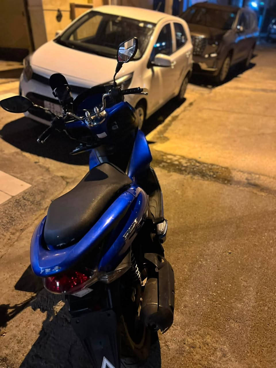 السلام عليكم للبيع دراجة pcx جيل اول محرك 125 cc محرك جديد مامفتوح الدراجة مرتبة ونضيفة مسويلها ادامة كاملة من ناحية الكلج والدهن وماي راديتر وبلك جديد وبعد هواي شغلات بس الكفرات بيها شخوط توديها على اي واحد صباغ يرجعلك الكفر جديد ماشية 24 سعرها 1700 الف
الرقم ***********
