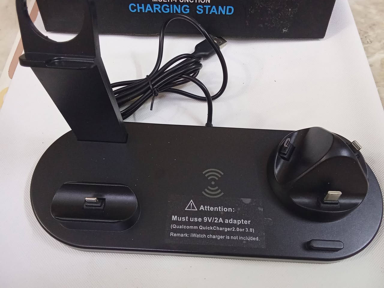 محطة شحن متعددة الوظائف (Multi-function Charging Station) مخصصة لأجهزة أبل (مثل آيفون، ساعة أبل، وسماعات إيربودز)، وتتضمن قاعدة شحن لاسلكية ومنفذ شحن سلكي.المكونات الأساسية: تحتوي على قاعدة شحن لاسلكية دائرية، حامل مرتفع مخصص لساعة أبل (Apple Watch)، ومنفذ توصيل (Lightning) لشحن الهواتف أو الأجهزة الأخرى.طريقة التشغيل: يتم توصيل القاعدة بمصدر طاقة عبر كابل (Type-C غالباً) لتغذية جميع المنافذ ونقاط الشحن اللاسلكي في آنٍ واحد.التوافق: صُممت خصيصاً لتنظيم شحن هاتف الآيفون، الساعة الذكية، والسماعات اللاسلكية على المكتب بآن واحد لتخفيف فوضى الأسلاك السعر10حجم كبير 
.التواصل على رقم ***********🔥🔥🌹☀️
