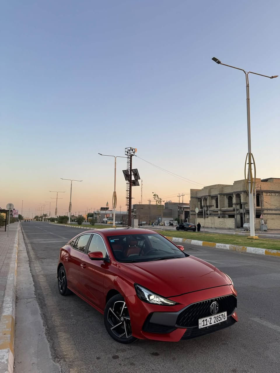 السلام عليكم .. للبيع MG GT 2024 السيارة بأسمي رقمها بغداد انكليزي ماشيه 45 الف 

مواصفاتها العامه :

* المحرك والأداء:
    * محرك تيربو (الفئات العليا): 1.5 لتر 4 سلندر، بقوة 173 حصان، وعزم دوران 250 نيوتن متر، ناقل حركة DCT 7 سرعات.
    * محرك تنفس طبيعي (ستاندر): 1.5 لتر 4 سلندر، بقوة 118 حصان، وعزم دوران 150 نيوتن متر، ناقل حركة CVT.
    * التسارع (تيربو): من 0 إلى 100 كم/ساعة في حوالي 8.5 ثانية.
    * السرعة القصوى: تصل إلى 215 كم/ساعة (فئة التيربو).
    * نظام الدفع: أمامي (FWD).
* التصميم الخارجي:
    * مصابيح أمامية LED نهارية.
    * شبك أمامي رياضي كبير.
    * خطوط تصميم انسيابية "فاست باك".
    * جنوط رياضية مقاس 16 أو 17 بوصة.
* المقصورة الداخلية والتقنيات:
    * شاشة معلومات وترفيه تعمل باللمس مقاس 10.1 بوصة.
    * دعم أبل كاربلاي وأندرويد أوتو.
    * لوحة عدادات رقمية (افتراضية) مقاس 12.3 بوصة في الفئات الأعلى.
    * مقاعد رياضية بلمسات من الجلد (حسب الفئة).
    *  كامرات عدد(4) مع كامرة رادار مع فتحت السقف.
* الأمان والسلامة:
    * وسائد هوائية أمامية وجانبية.
    * نظام مراقبة ضغط الإطارات.
    * حساسات خلفية وكاميرا ركن (متوفرة).
    * نظام مكابح الطوارئ (ABS/EBD).
* استهلاك الوقود:
    * تتميز بكفاءة عالية، حيث يبلغ استهلاك الوقود 
    *   حوالي 17.2-18.3 كم/لتر. 

السيارة مكفولة كفالة تامه (عدا) طخه خفيفه بالجاملغ الامامي للاستفسار اكثر ***********
