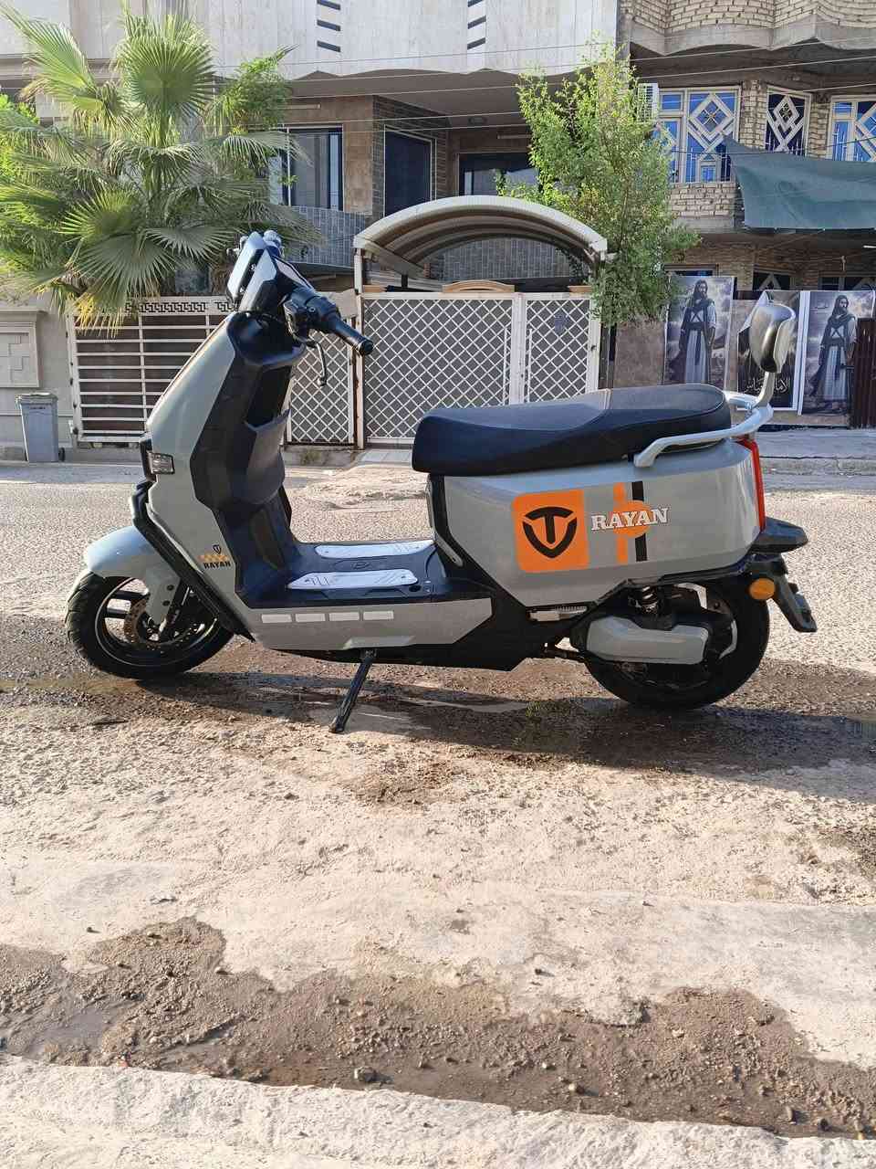 سلام عليكم 🛵 سكوتر كهربائي TAILG (ريان - RAYAN) للبيع
 النوع والماركة: TAILG (تيلج) متانة ورصانة معروفة.
 النظافة: 70% (نظيفة، كهربائيات كلها شغالة، وجاهزة للركوب مباشرة). 
الدراجه مصبوغه صبغ مرتب 
 الأداء: تمشي 75 كيلو تقريباً وبعدها تبدأ تضعف عزمها حتى تنبهك تشحنها.
 المواصفات والكهربائيات:
 شاشة رقمية (ديجيتال) تعرض السرعة ومستوى البطارية.
 لايتات أمامية LED قوية جداً + ستوب خلفي حديث وشريط إضاءة جانبي.
 كوشن عريض ومريح مع مسند ظهر خلفي للراكب.
 أرضية واسعة للأقدام مع قواعد ألمنيوم.
 السعر: مليون (وبيها مجال للشراي)
 العنوان: بغداد - الشعلة
 رقم التواصل / واتساب: ***********

