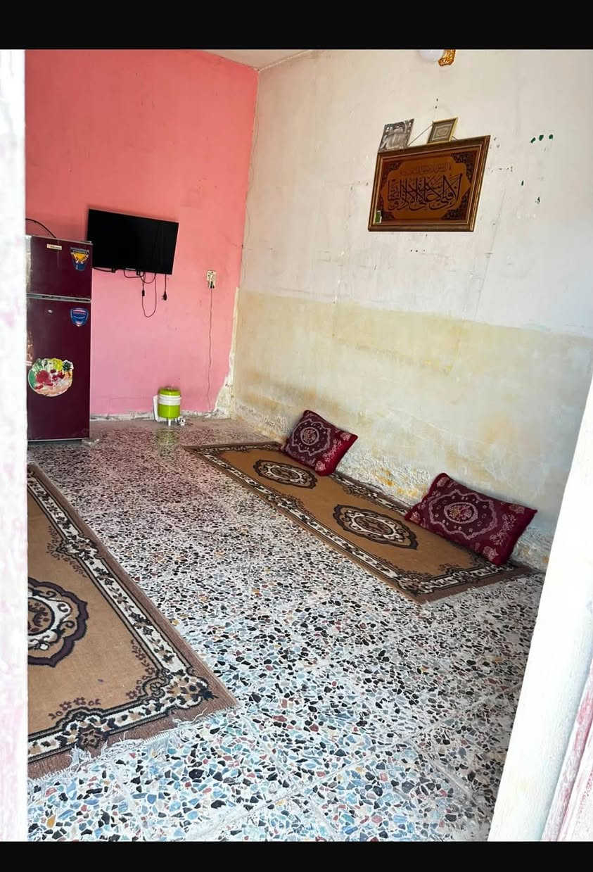 السلام عليكم بيت مساحه ١٠٠ متر للبيع في الحميدية قرب السوق الاول للاستفسار ***********
