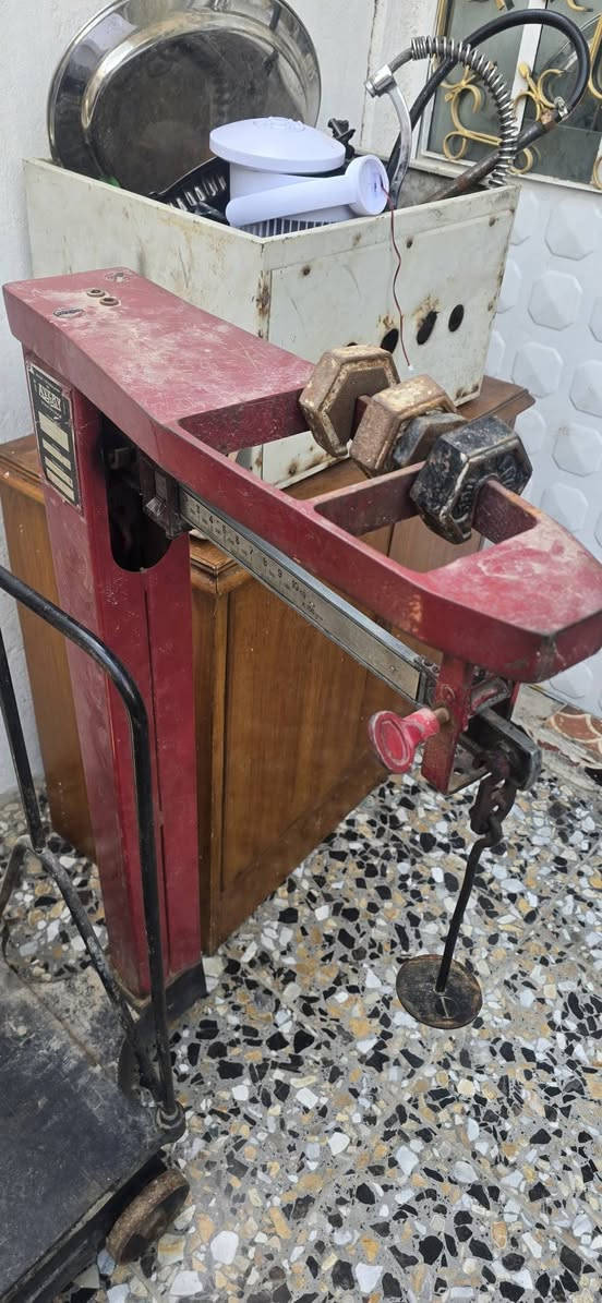 سلام عليكم ميزان نضيف نكليزي شغال كامل مع عيراته 
سعر ٢٠٠ الف با عافيه على مشتري مكان بغداد *********** وتساب
