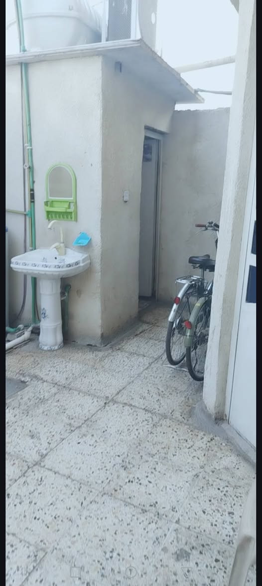 بيت للبيع مساحه 120  متر قاطين القاط الأول بلوك والثاني طابوك يتكون من ثلاث غرف نوم وصاله عدد 2 استقبال ومطبخ ومناور عدد 2 صحيات خارجيه حمام داخلي مجاري تبليط كهرباء البيت خير من الله الي حاب يتواصل *********** بي واتساب
