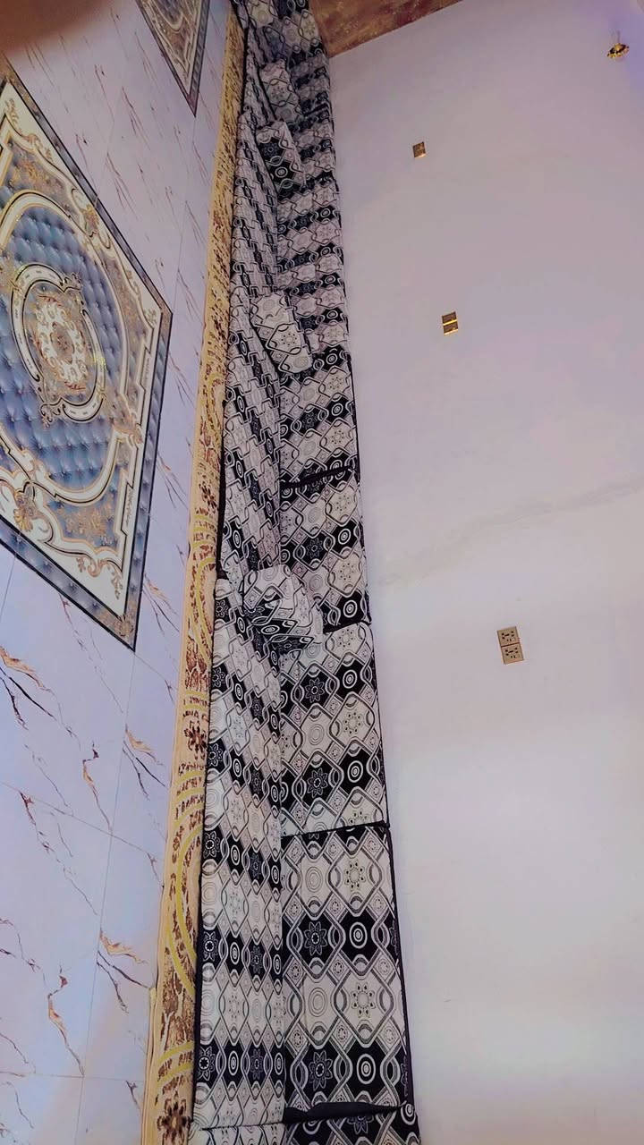 سلام عليكم جلسه ارضيه 21 متر مال ستقبال 9 متر وعرضه 4 جديده ستخدام كلش قليل هنه وتچواتهن المخاد المربعه سعرهن ماعرفه مكلف *********** مكانهن عفچ

