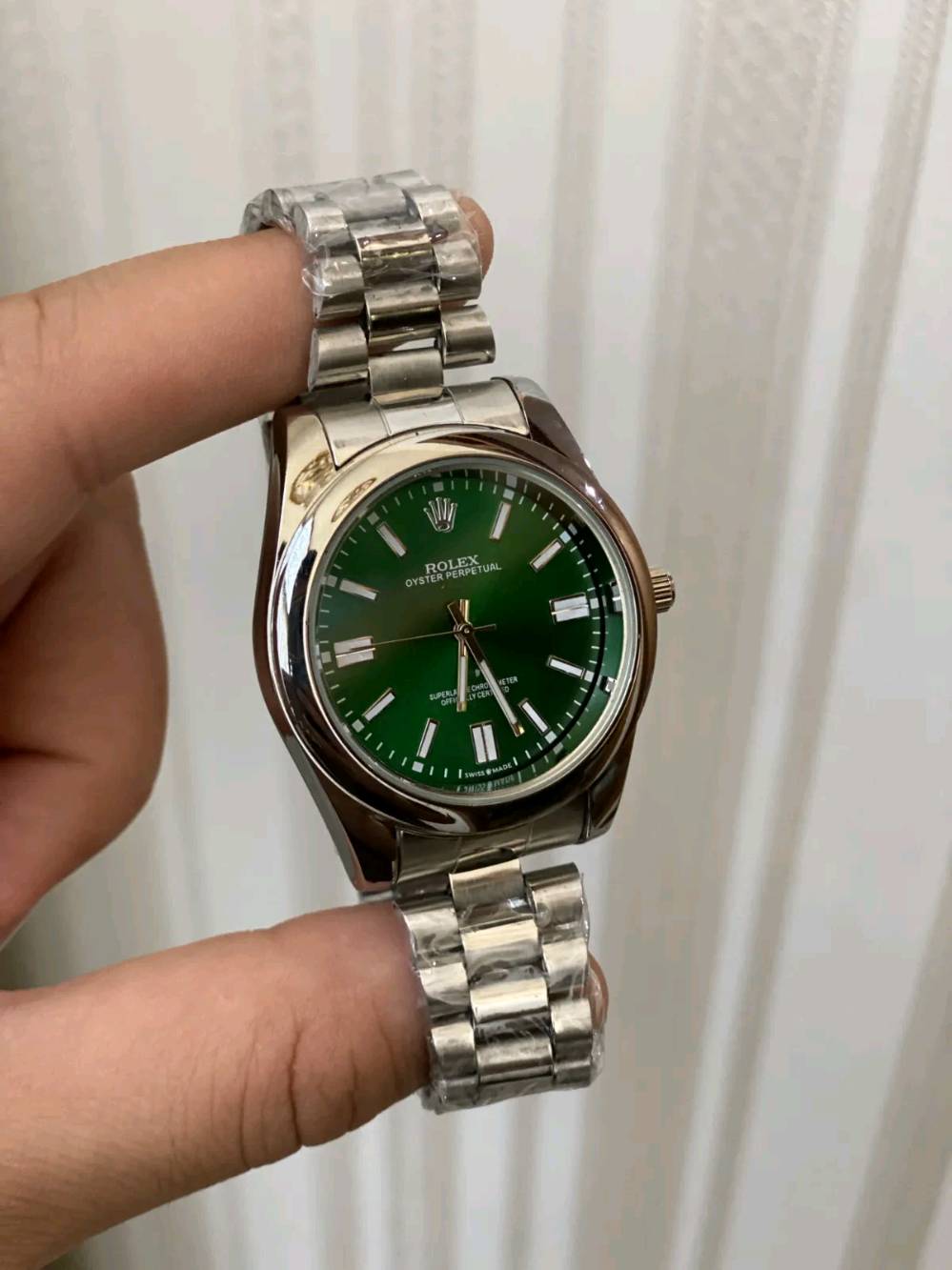 رولكس ROLEX كلاسيك

ساعة رجالية بتصميم كلاسيكي، وسوار معدني بلون فضي وإطار دائري ناعم. مينا بسيط بمؤشرات واضحة يكمّل الإطلالات اليومية والرسمية.
ألوان المينا المتوفرة: أزرق، أسود، فضي فاتح، وأخضر. لون السوار فضي في جميع الخيارات.

السعر: 15,000 د.ع