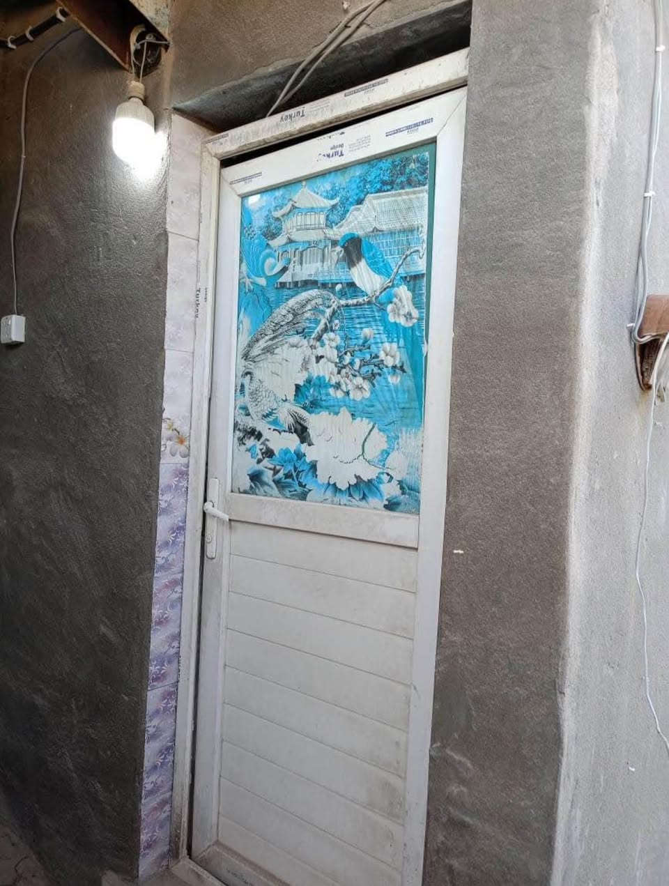 السلام عليكم بيت للايجار في النجيبية خلف دائرة الكهرباء 
يحتوي البيت على حديقة بمساحة كبيرة وحديقة خلفية 
حمام خارجي 
ديوان خارجي ٤*٥ 
صالة 
مطبخ 
غرفتين 
رقم الهاتف *********** 
اجار البيت ٢٥٠ بالشهر وبي مجال قليل البصرة, العراق
