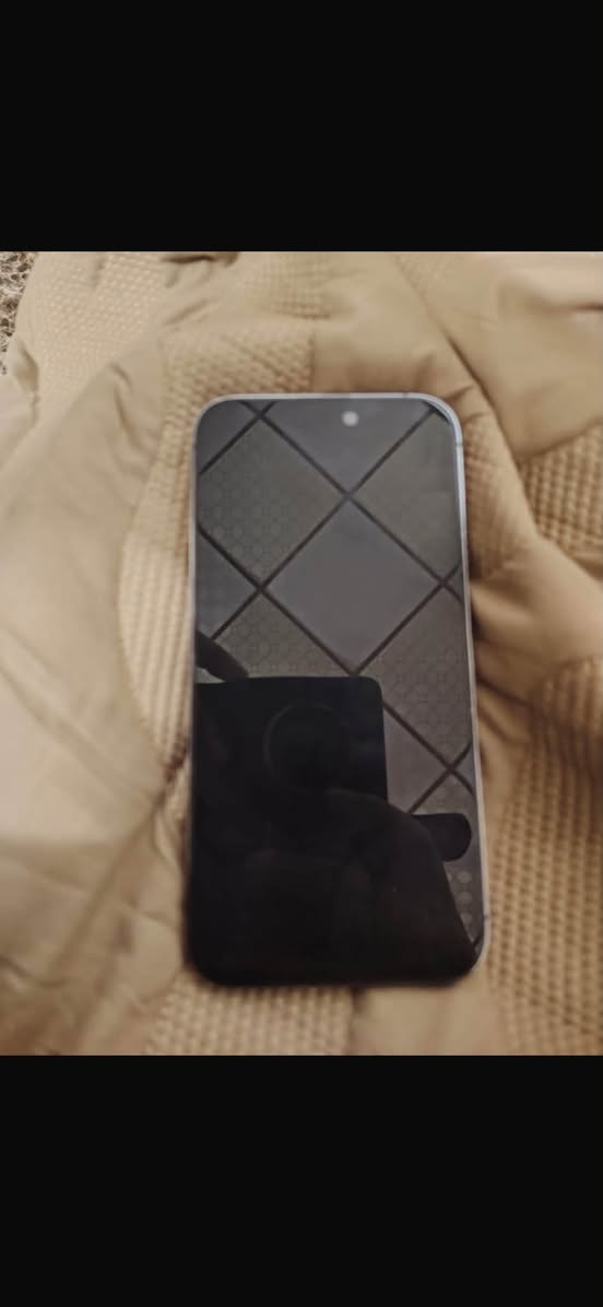 ‏سلام عليكم iPhone 14 Pro الجهاز نظيف ما أبي عيب بطاريتي 85 كرتونة وياه يجي 900 به مجال *********** بس WhatsApp أكو
