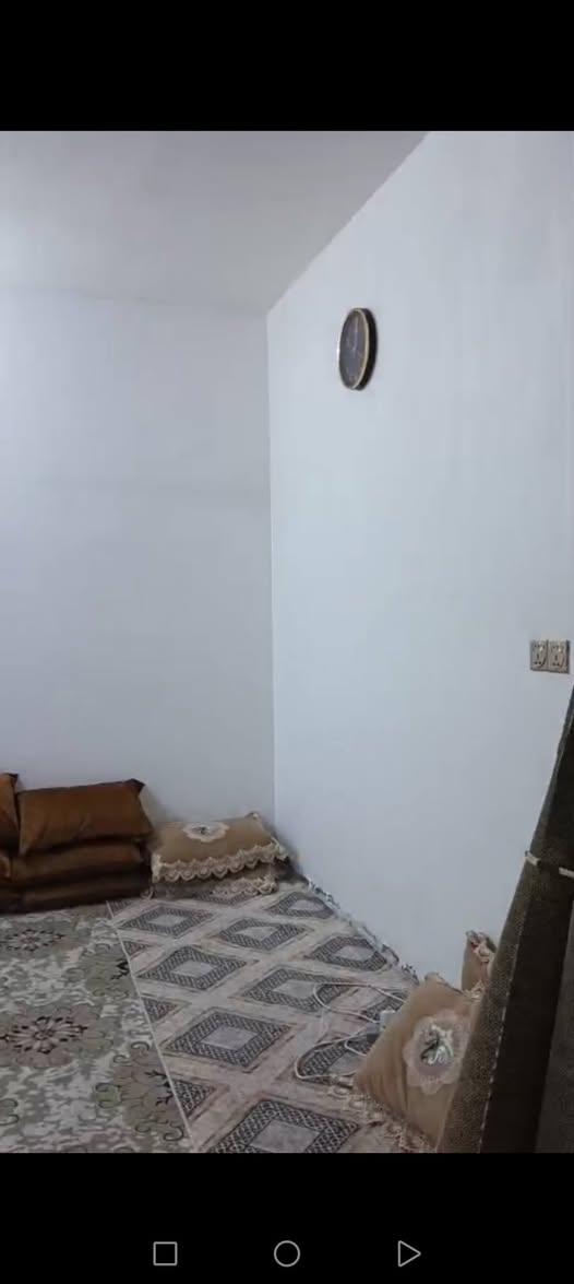 بيت حواسم  مساحه 150م المكان  قرب جامعه ميسان   ع شارع سايدين مقابل بانزين خانه 
بناء حديث يحتوي علـّۓ  غرفة نوم كبيره و وديوانية وصاله   ومطبخ وحمام  داخلي وخارجي  مثل تصميم الشقه الايرانية 
السعر 17 مليون 
للاستفسار خاص *********** عمارة, ميسان
