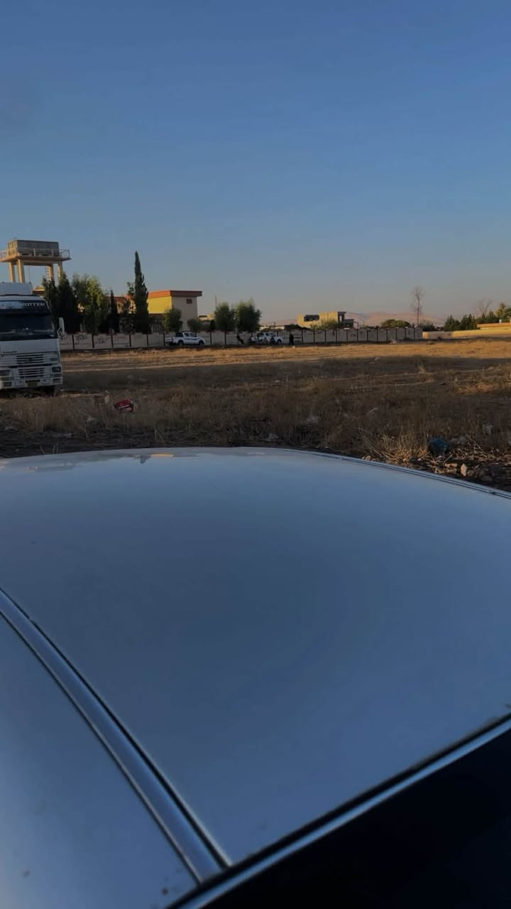 سلاوی خوا لە هەمولایەک 
شاهینە ٢٠٠٥ براوە ١٨٢ 
بیلاد سپۆرت 
سەیارەکە جایزو بی عەیبە 
جوار دەبلی سپۆرتی دایسی لە ژیرە 
سەیارەیەکی جایزو بیعەیب 
٣ دوگمەی ناورەش 
کۆدۆ بارکۆدی هەیە 
شاشەو کامیرە
گیرۆ مەکینەی بەشەرت 
رەنگ گۆراوە کەڤەر گۆراو شانسی کۆسەرە 
سبوخ لیدراو 
هەموی بەشەرت 
شوینم چەمچەمال
ژم***********
سعری ٤٨ تۆزیک مەجال
