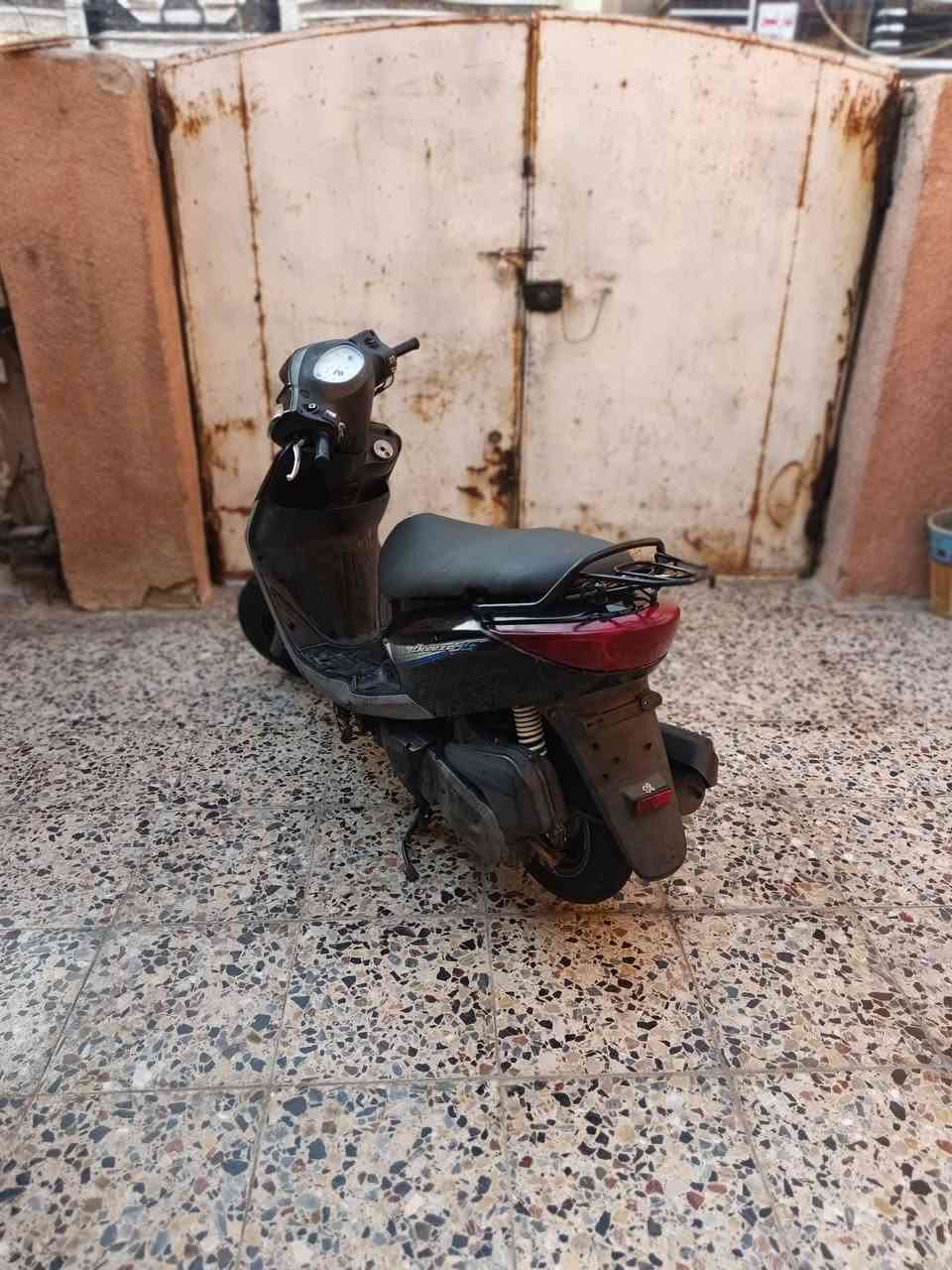 السلام عليكم دراجه بريز بغبغاء جديده باغي مابيهه نقص مكينه جديده لامفتوحه ولامجفته شلعه معدل خير من الله تايرات جدد كفرات لك ختم واحد السعر ١١٠٠مليون وميه وبيهه مجال مكان بغداد الشعب شارع الصحة ***********
