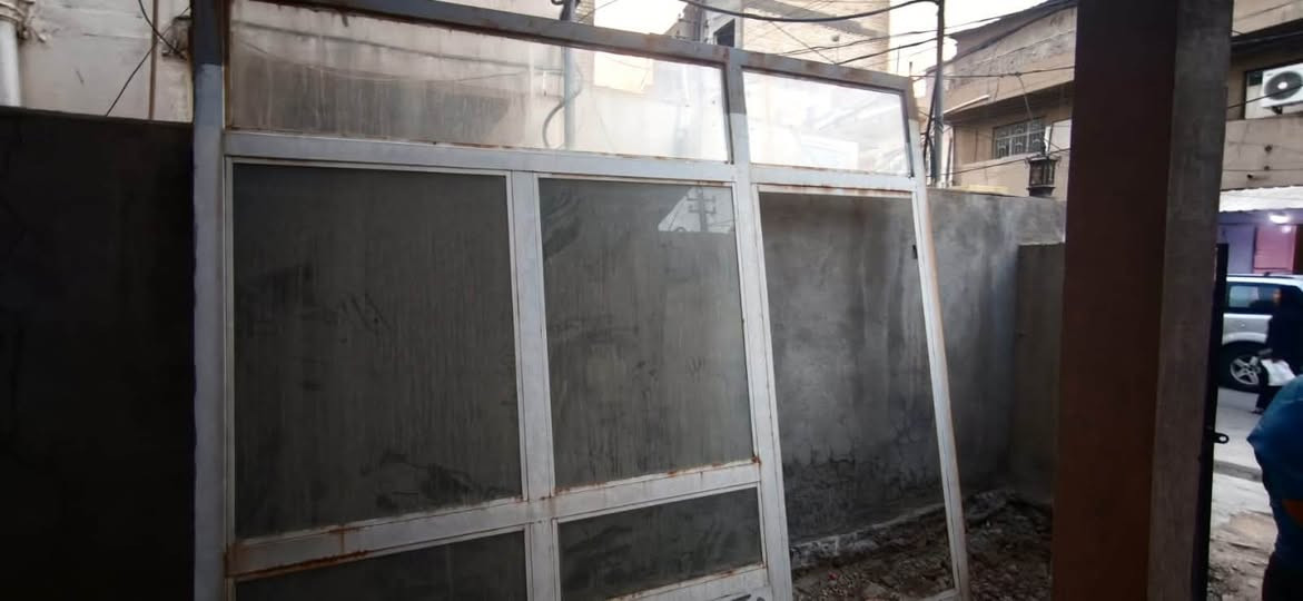 جام خانة محل او مكتب مستعملة نظيف مع زجاج كامل الطول 3متر والعرض 3.20سم 
السعر 150 
الموقع بغداد الصليخ الجديد السوق الشعبي***********
