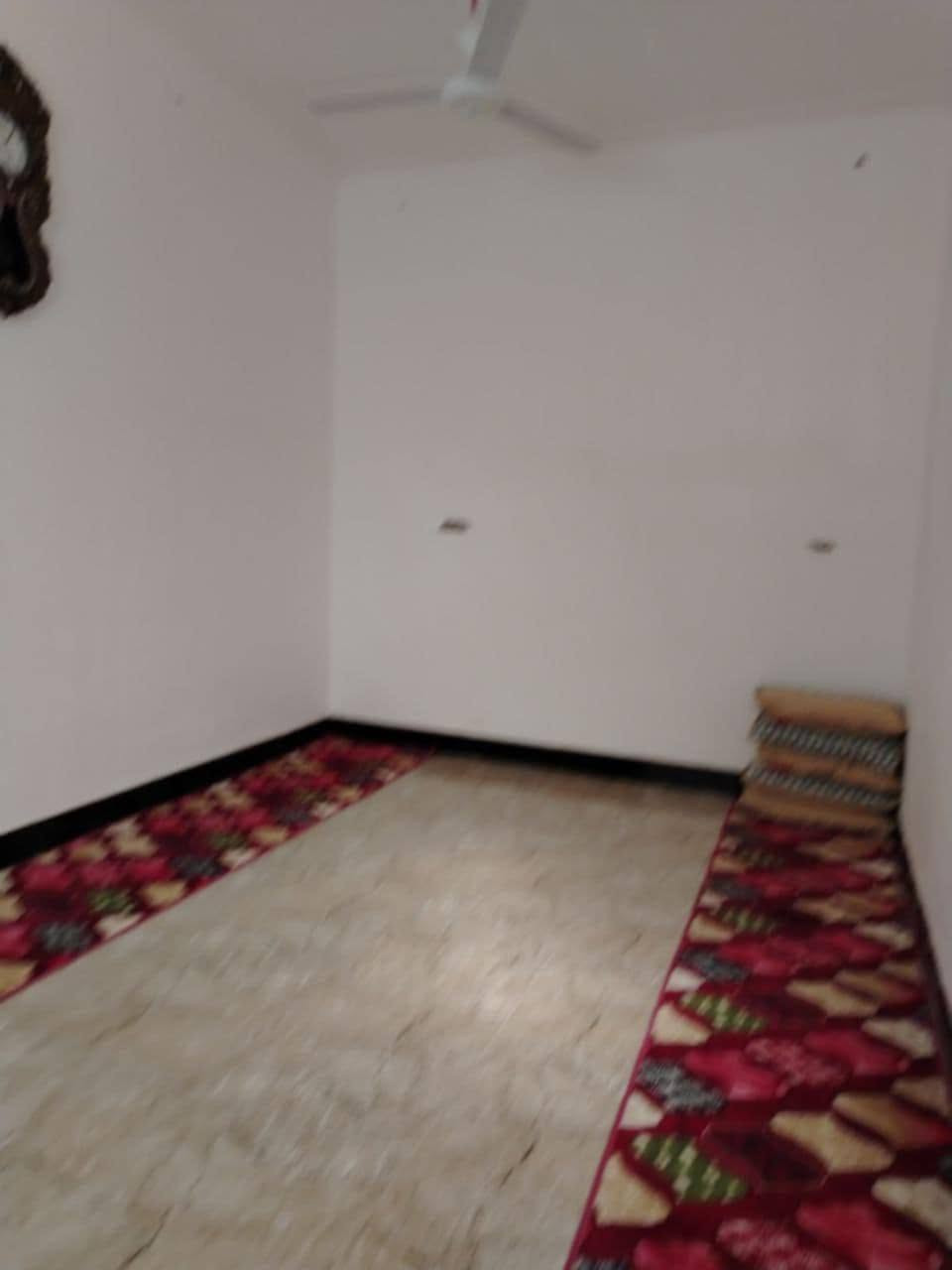 السلام عليكم بيت للبيع مساحه 100متر  غرفه وصاله وديوانيه وحمام داخلي ومنور ومطبخ كامل من كلشي ماي كهرباء مجاري  السعر 60وبي مجال العنوان بخنيطله
