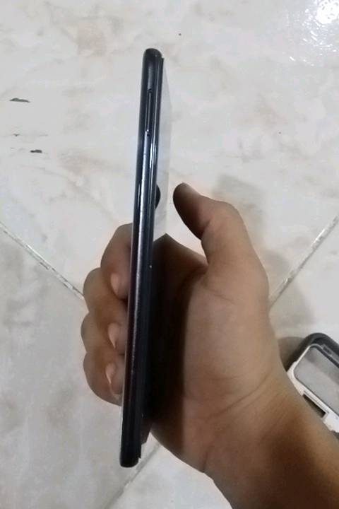 التصميم والشاشة
• الشاشة: مقاس 6.67 بوصة من نوع AMOLED بدقة FHD+ (2400×1080 بكسل).
• معدل التحديث: تدعم 120 هرتز لتجربة تصفح وألعاب سلسة للغاية، مع سطوع يصل إلى 1200 شمعة كحد أقصى.
• التصميم: ظهر زجاجي محمي بطبقة Gorilla Glass 5 مع إطار بلاستيكي.
• الوزن والأبعاد: الوزن 193 جرام وسُمك النحافة 8.1 مم.
• المقاومة: الهاتف مقاوم لرذاذ الماء والغبار بمعيار IP53.
⚙️ الأداء والعتاد الداخلي
• المعالج: من شركة كوالكوم وهو Snapdragon 732G بتقنية تصنيع (8 نانومتر) ثماني النواة، ومزود بمعالج رسوميات Adreno 618.
• ذاكرة الوصول العشوائي (RAM): متوفر بخيارات   أو 8 جيجابايت من نوع LPDDR4X.
• ذاكرة التخزين الداخلية: يأتي بسعة 64 جيجابايت أو 128 جيجابايت (من نوع UFS 2.2 السريع)، ويدعم تركيب ذاكرة خارجية (MicroSD) في منفذ مخصص.
• نظام التشغيل: واجهة MIUI 12 المبنية على نظام Android 11 عند الإطلاق (قابل للتحديث لإصدارات أعلى).
📸 منظومة الكاميرات
• الكاميرات الخلفية (رباعية):
	1. الكاميرا الأساسية: بدقة 108 ميجابكسل بمستشعر واسع لالتقاط تفاصيل دقيقة وتدعم التصوير الليلي.
	2. الكاميرا الثانية: بدقة 8 ميجابكسل للتصوير بزاوية واسعة جداً (Ultra-Wide).
	3. الكاميرا الثالثة: بدقة 5 ميجابكسل لتصوير الماكرو القريب (Telemacro).
	4. الكاميرا الرابعة: بدقة 2 ميجابكسل الخاصة بعزل الخلفية (العمق).
• الكاميرا الأمامية (السيلفي): بدقة 16 ميجابكسل بفتحة عدسة f/2.45.
• تصوير الفيديو: تدعم الكاميرا الخلفية تصوير الفيديو بدقة 4K بمعدل 30 إطاراً في الثانية.
🔋 البطارية والشحن
• السعة: بطارية ضخمة بسعة 5020 مللي أمبير.
• سرعة الشحن: يدعم الشحن السريع بقوة 33 واط (يشحن حوالي 59% في 30 دقيقة فقط).
🎧 الميزات الإضافية والاتصال
• الصوت: سماعات ستيريو مزدوجة (Dual Speakers) للحصول على صوت مجسم ونقي.
• منفذ السماعات: يدعم منفذ الـ 3.5 ملم الخاص بسماعات الأذن التقليدية.
• الأمان: مستشعر بصمة الأصبع مدمج في زر الطاقة الجانبي، بالإضافة إلى خاصية فتح القفل بالوجه (AI Face Unlock).
• المستشعرات: يدعم مستشعر IR Blaster (للتحكم في الأجهزة الكهربائية عن بعد)، ومستشعر التقارب، والتسارع، والبوصلة الرقمية، والجيروسكوب.
• الاتصال: يدعم شبكات الجيل الرابع 4G LTE، وبلوتوث 5.1، والـ Wi-Fi ثنائي النطاق، والـ NFC (حسب السوق).
شكد سعة الجهاز بالضبط: 6/64 لو 6/128 لو 8/128؟ وشنو لون الجهاز؟: 
128 وا الرام 8 الون الخرجي الى جاهز اسود
حالة الجهاز شلونها؟ بيه أي خدوش، كسر، أو آثار استخدام مو مبينة بالصور؟: 
اي بيه كسر صغير جدا في الزاويه السفليه هو يتبدل بعشر تالف 
هل الجهاز مفكوك أو متبدل بيه شي قبل؟ مثل الشاشة، البطارية، أو السوكت/منفذ الشحن؟: 
اليس  مفتوح وا لايوجد اي تبديلات
وين موقعك بالعراق؟ وإذا أكو شحن أو تسليم يد بيد، شنو الطريقة المفضلة إلك؟: 
الموصل الجانب الايسر حي الاسلام جامع السلام هناك التسليم