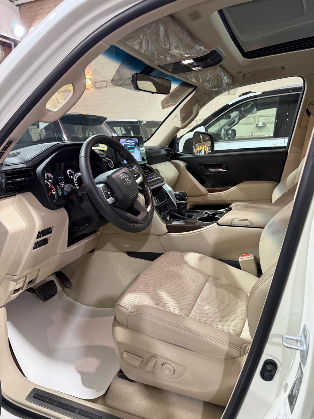 * لاندكروزر GXR ساز 2024 مستعمل مغلفة ppf اربيل 
* ⁠معرض الناجي بغداد معارض النهضة الشارع الثاني 
* ⁠سعد العبيدي (7700637589) (***********)
* ⁠الموديل : 2024 أبيض مكفول ppf ساز 
* ⁠الفئة: GXR لمتد تنفس طبيعي 
* ⁠السعر (67.500 &) اربيل 
* ⁠اللون ابيض رقم بغداد
* ⁠العدد (31000 كم) 
* ⁠داخل جلد بيجي اصلي 
* ⁠محرك  6 سلندر (4000 cc) 
* ايرباك عدد (8) صاج داخلي 
* ⁠بصمة تشغيل بصمات ابواب عدد (5) 
* ⁠شاشة امامية اصلية شاشات خلفية عدد (2) 
* ⁠فتحة سقف (سلايت) 
* ⁠كراسي الامامية كهرباء وتبريد 
* ⁠مقاعد (7) راكب دفع رباعي (4 * 4) 
* ⁠ثلاجة وسطية جنطة كهرباء 
* ⁠تشغيل عن بعد شاحن واير ليس 
* ⁠حساس امامي خلفي ويل (20 انج)
* ⁠وباقي مواصفاتGXR المعروفة 
* ⁠السعر (67.500 دولار 
* بغداد - معارض النهضة - الشارع الثاني - معرض الناجي هـ(***********)