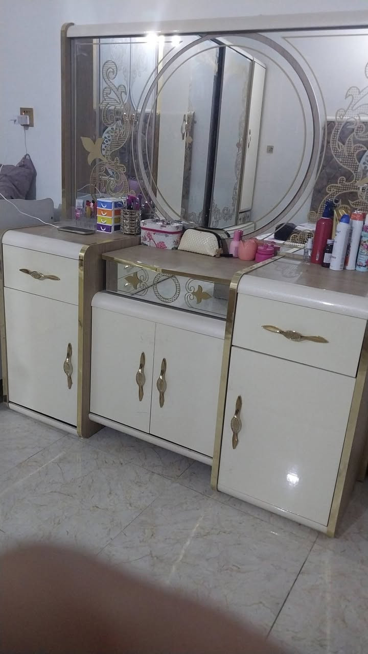 السلام عليكم  غرفة نوم  11قطعه  نضيفه تركي  الاصلي للبيع  المكان المسيب حي المعلمين ***********
